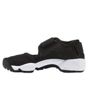 將圖片載入圖庫檢視器 Nike Rift Boys in Black GS (2024) - Bisy Clothing