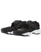 將圖片載入圖庫檢視器 Nike Rift Boys in Black GS (2024) - Bisy Clothing