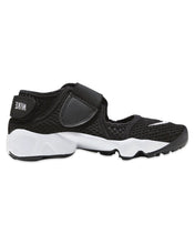 將圖片載入圖庫檢視器 Nike Rift Boys in Black GS (2024) - Bisy Clothing