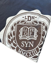 將圖片載入圖庫檢視器 Syna World College Short Sleeve T-Shirt in Navy - Bisy Clothing